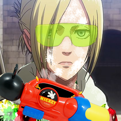 " อ๊ะ ! มาได้เวลาพอดีเลยนะ ? "

เมื่อเห็นอีกฝ่ายเดินออกมาก็เดินปรี่เข้าไปยัดสิ่งที่เรียกว่าปืนฉีดน้ำและแว่นตาให้ เธอชิงประแป้งให้ยัยเด็กอึมครึมเพื่อความโชคดี

" ได้เวลาเธอออกไปแนวหน้าแล้ว "

พูดพลางเดินไปหลบข้างหลังคนตัวเล็กกว่า