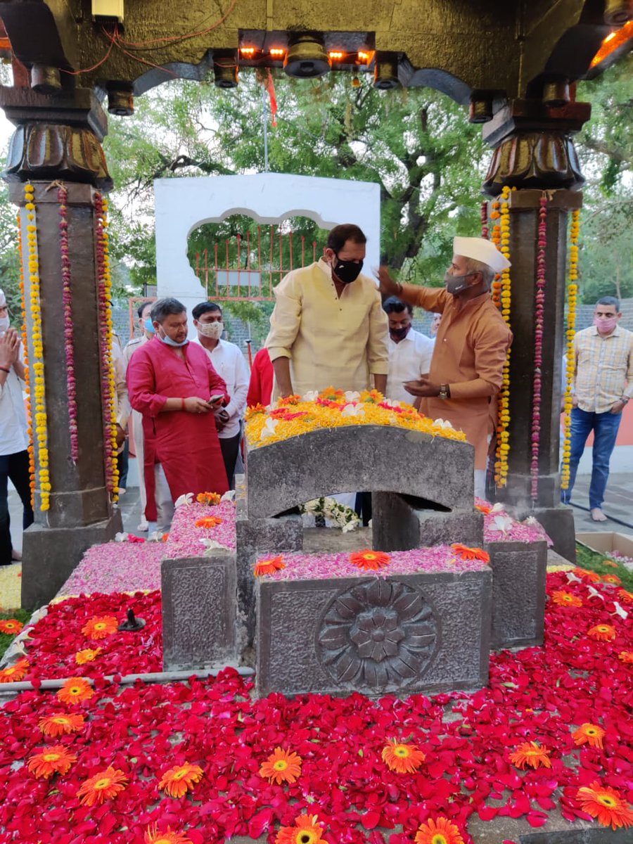 Chh_Udayanraje's tweet photo. धर्मवीर छत्रपती संभाजी महाराज यांच्या बलिदान स्मरण दिनानिमित्त महाराजांचे समाधीस्थळ असलेल्या श्री क्षेत्र वढु बुद्रुक येथे आज पहाटे समाधीवर पुष्पचक्र अर्पण करून अभिवादन केले. 
#छत्रपती_संभाजीराजे
https://t.co/RAA5ozEdsA https://t.co/mdT2RcZzah