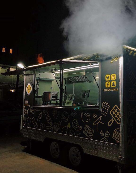 كثير من المواطنين في #رمضان تجارتهم تبدأ بالليل ، هل معقوله يفتحوا 7 ويغلقو 8 ، الناس ما تلحق تفطر وتخرج من بيوتها ! الأخوة في #اللجنة_العليا (قطع الأعناق ولا قطع الأرزاق) رجاءاً كل الرجاء مراعاة للتاجر البسيط ، هناك عوائل في ظروف لا يعلمها إلا الله .#رساله_للمكتب_الخاص٢