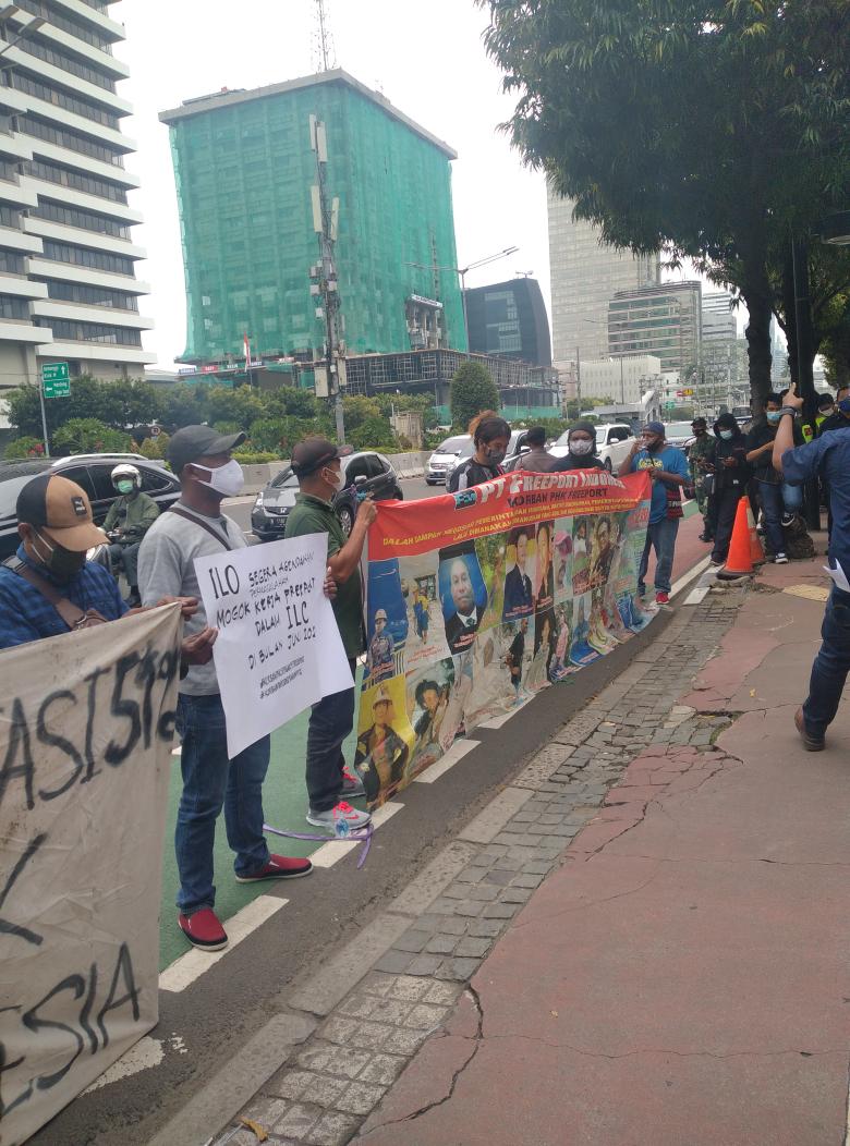 NManiambo's tweet photo. Segala upaya kami sudah lakukan sesuai prosedur dan aturan yang berlaku di negara ini, namun saat ini kami tidak dihargai oleh negara. Korban sepihak PT. FREEPORT INDONESIA 8300.
@CNNIndonesia @KomnasHAM @kompascom @jokowidodo2_ https://t.co/7CBsGuCuVl
