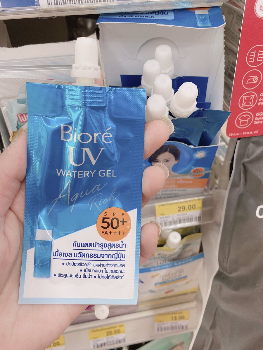 SkulLaeEy's tweet image. แดดแรงแค่ไหนก็ไม่ห่วงหน้าไหม้หน้าเยิ้ม Biore UV Watery Gel มี SPF50+ PA++++ไม่ทิ้งคราบหลังทา ช่วยให้หน้าไม่หมองคล้ำเวลาเจอแดด ทาแล้วผิวโกลว์ฉ่ำน้ำ แต่ไม่มัน ราคาก็น่ารัก 29 บาทเท่านั้นสอยมาจากเซเว่นนี่เองค้าบบ เลิศ ✨#กันแดดฉ่ำไบรท์  #ครีมซอง #Howtoperfect