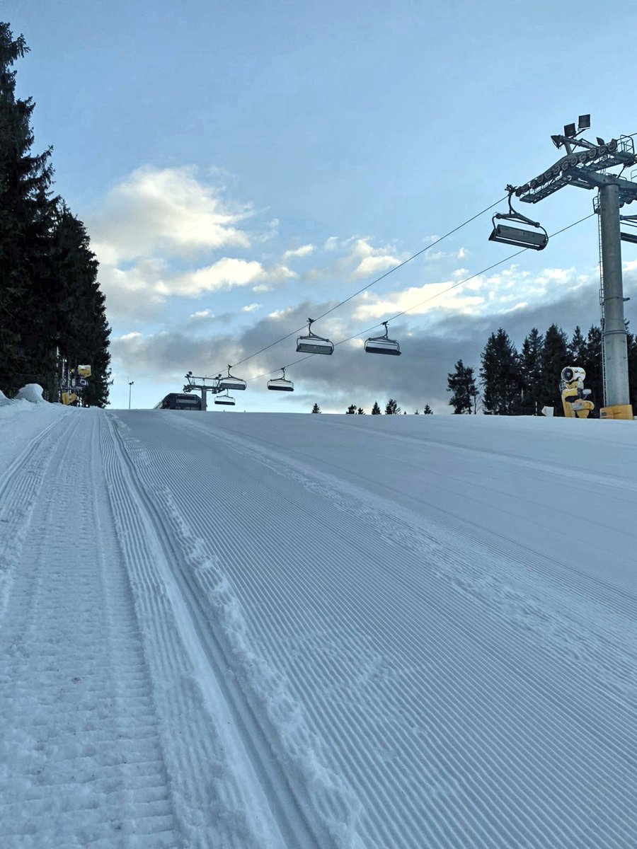 SkiliftWTB's tweet photo. Da haben die Kollegen mal wieder sauber abgeliefert: Frisch präparierte und griffige Pisten warten auf euch!⛷🏂
#skiliftkarussell #winterberg #aprilschnee #skifahren #osterferien #frühjahrsski #jelängerjelieber https://t.co/h9w8VPqsbZ