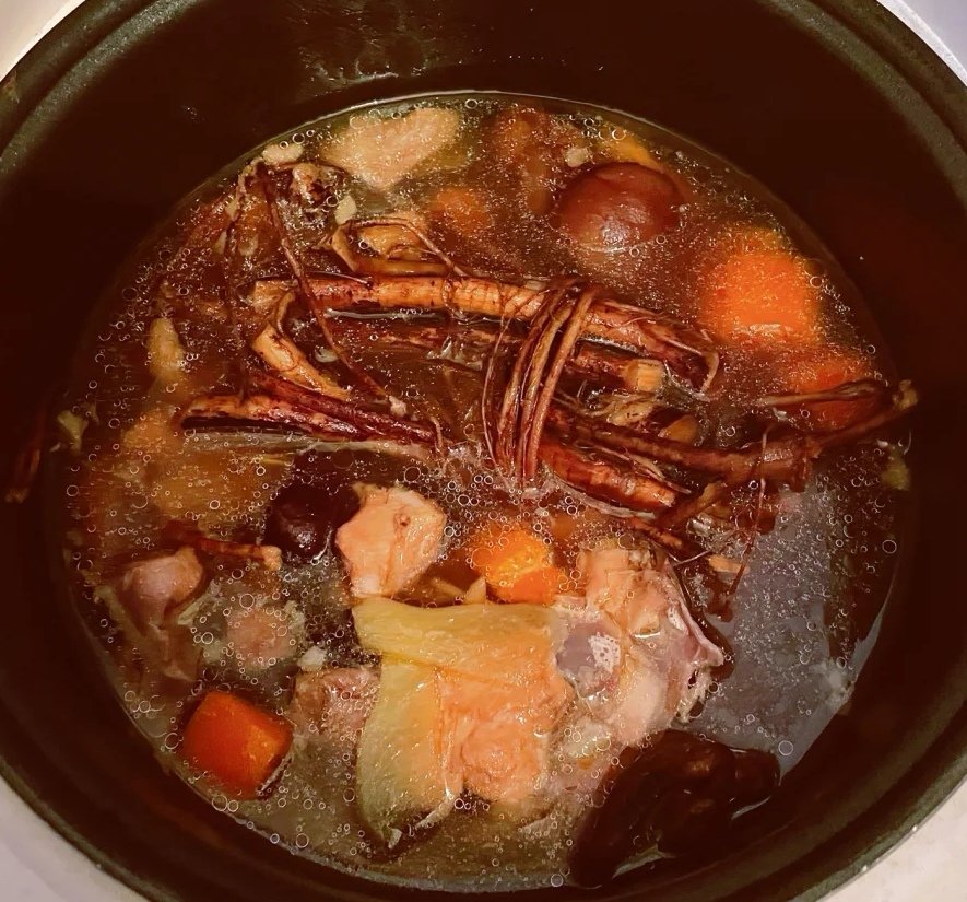 foodiebuddy3's tweet photo. #CantoneseSoup Recipe:
1.Clean #Ficushirta, #euryaleseed, #jobstears #adzukibeans, #tuckahoe,#Kudzuroot.
U can get from any #Chinese pharmacy.
2. Blanche #porkribs, put some #carrots.
This is to make #broth, if u r a #veggie, Step1 is enough.
3. boil them in water for 2 hrs. https://t.co/IyTSLvjERS