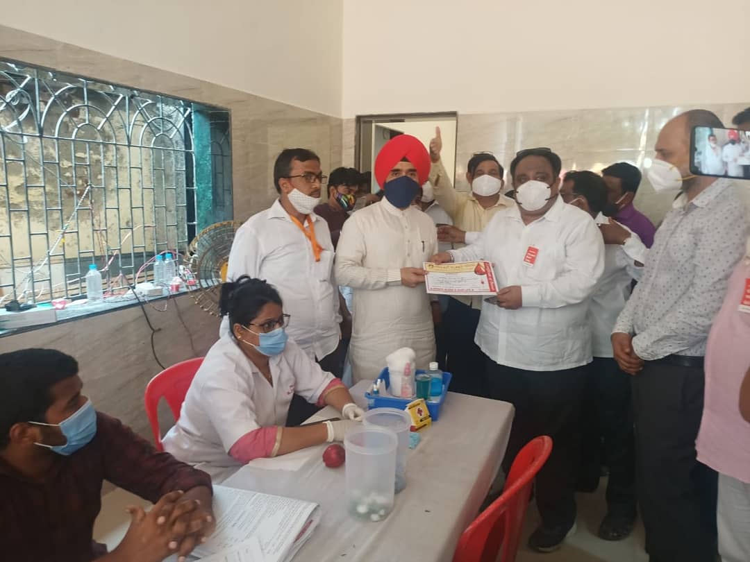 INCMumbai's tweet photo. Mumbai Congress under the leadership of President Sh. @BhaiJagtap1 and WP Sh. @Charanssapra has initiated a Blood Donation Drive to overcome shortage of blood in #COVID crisis.

Glimpses of the Blood Donation Camp from Shivaji Nagar Assembly today.

#SpeakUpForVaccinesForAll https://t.co/kFPAJjWoeT