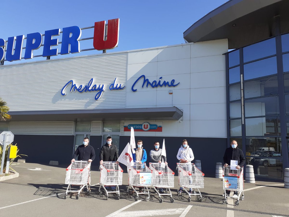 JEUNESAGRI53's tweet photo. #LoiEGAlim non respectée 😡
#JAMeslay et @fdsea53 se mobilisent aujourd'hui, des centaines de produits sortis de rayons pour non respect de la #LoiEGAlim 

@Agri_53 
@JApaysdelaloire 
@JeunesAgri https://t.co/cO3VQVNBYN