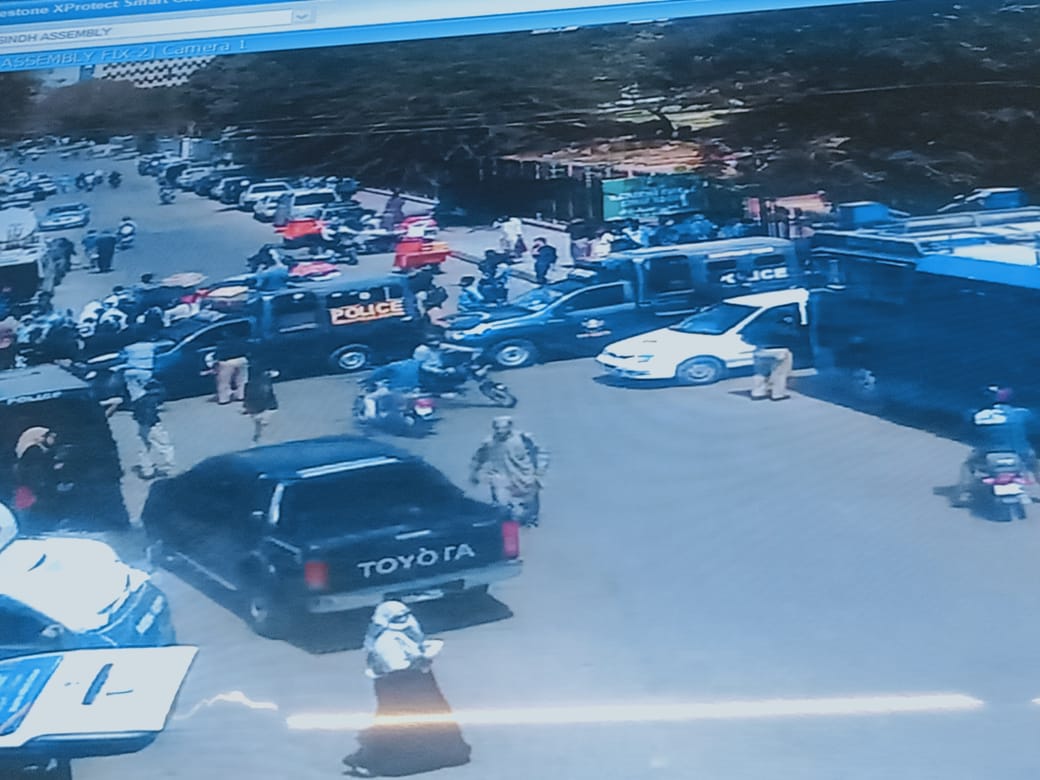 K_TrafficPolice's tweet photo. Sarwer shaheed road is closed for traffic due to protest of peramedical staff at Arts Council Roundabout.
Traffic diverted to Din Muhammad Wafai road.
Traffic staff is present and managing traffic 
Please drive carefully. 

For Further updates tune into SPFM 88.6 https://t.co/USF1h1ByFz