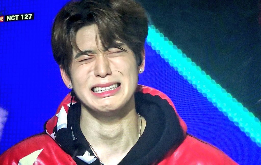 แม่ด่า ยืนเถียง               พี่โดยองขึ้นเสียง ร้องไห้