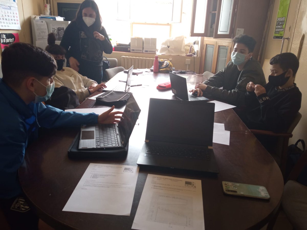 SaviReus's tweet photo. Us ensenyem l'evolució de l'hort
El grup de 3r d’ESO que està treballant amb l’hort ha dissenyat el tancat de l’espai amb la col·laboració del Departament de Tecnologia. A més a més, ha plantat plantes aromàtiques i està tot preparat per plantar diferents verdures i hortalisses. https://t.co/2yVSxeUnwM