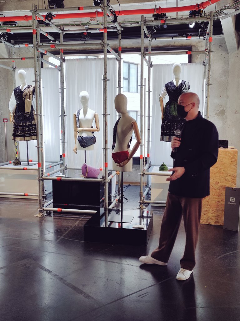 La firma @reliquiaespain presenta su nueva colección en #madridesmoda con la colaboración de <a href="/ASTUREXExporta/">ASTUREX</a>. Embroidery es un proyecto de recuperación del traje regional asturiano, con piezas contemporáneas bordadas en colaboración con la artesana Gloria Galguera. | <a href="/M_C_D_Moda/">Madrid Capital De Moda</a>