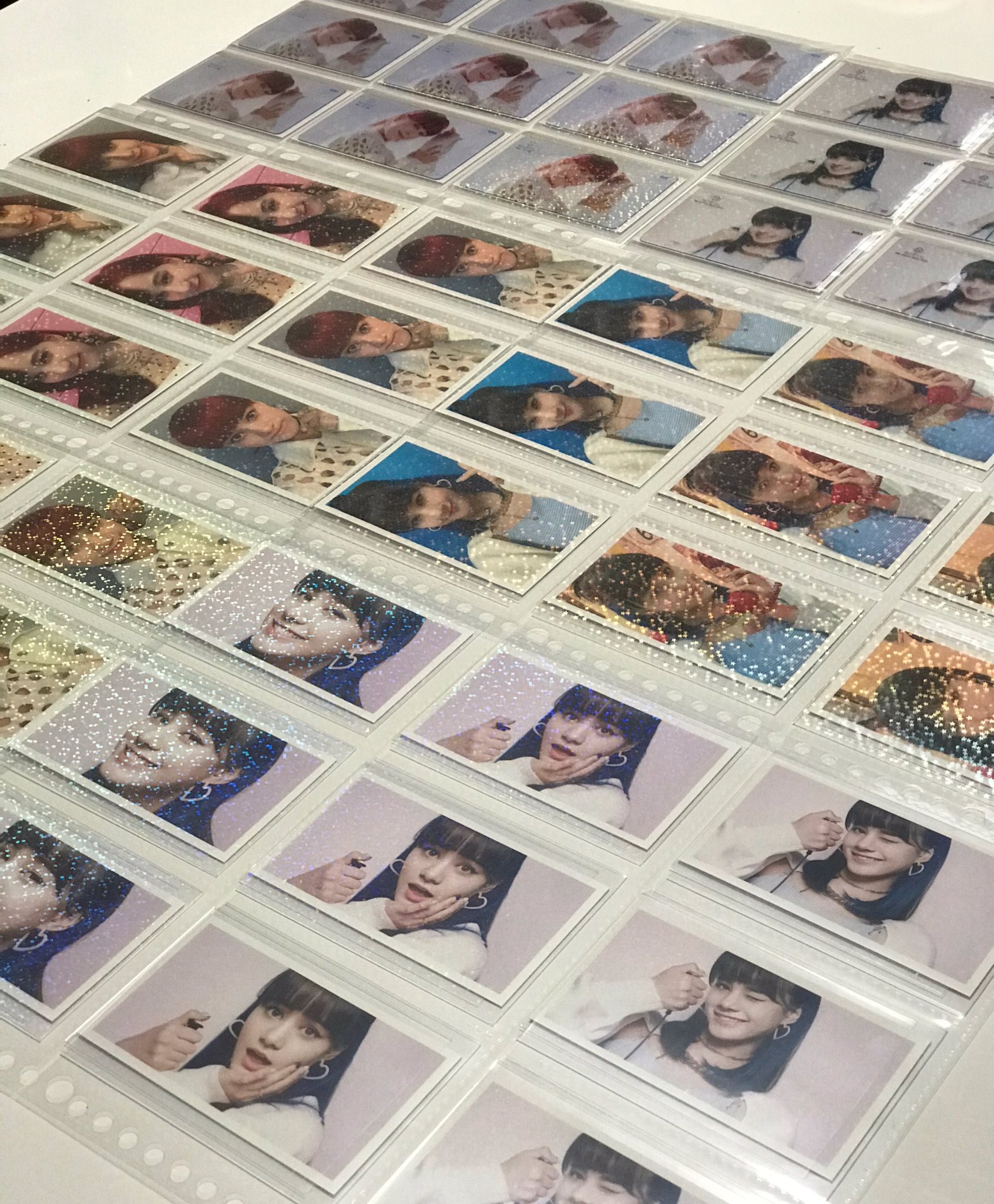 リーさん セリアのホログラムスリーブ 角度によってすごいラメラメで めっちゃ可愛い 頑丈で少し入れにくいけど 推し専用で使ってます と の2種類あるよ トレカ整理におすすめします セリア トレカスリーブ Take A Picture