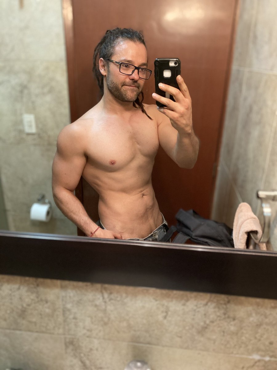 bernaquintanar's tweet photo. Festejando mi cumpleaños 🤟🤟🤟 #fitness #FitnessMotivation #bodybuilding #rock https://t.co/Kg95OTPerW