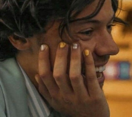 Painted nails make harry beautifulI vote for  #WatermelonSugar for  #BestMusicVideo at the  #iHeartAwards