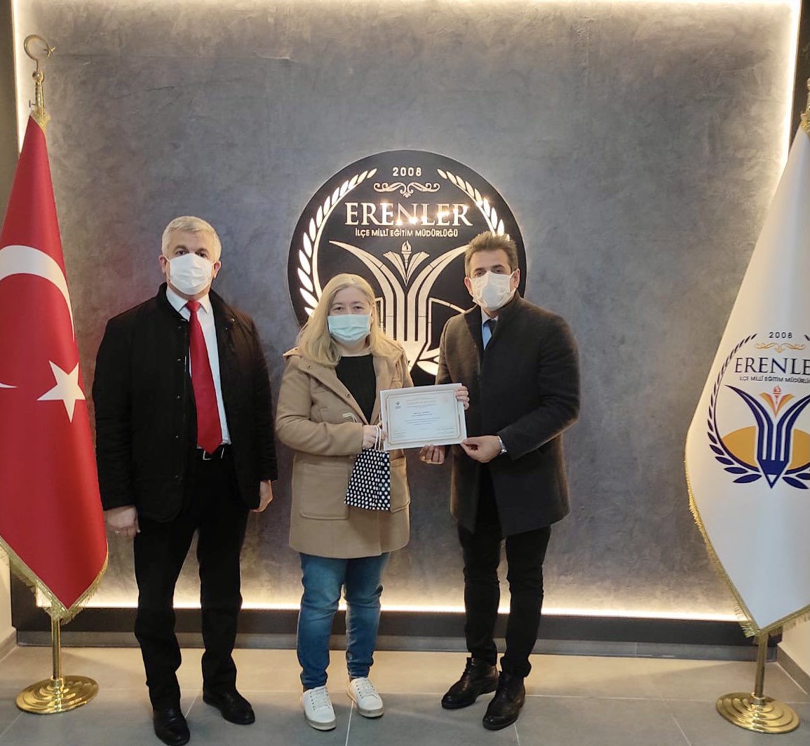 Figen Sakallıoğlu AL. Müdürü M. Hayri Çetinkaya ve TDE. Öğretmeni Sevil Günbattı, İlçe Müdürümüz Ayhan Ersoy'u ziyaret ederek, 6 öğrencileriyle birlikte dahil oldukları "Anadolu Mektebi Yazar Okumaları" projesi hakkında bilgi verdi. <a href="/figensal2/">figensal</a> <a href="/ayhannersoyy/">Ayhan Ersoy</a> <a href="/fazilet_durmus/">Fazilet Öğretmen 🇹🇷</a> <a href="/tcmeb/">Millî Eğitim Bakanlığı</a>