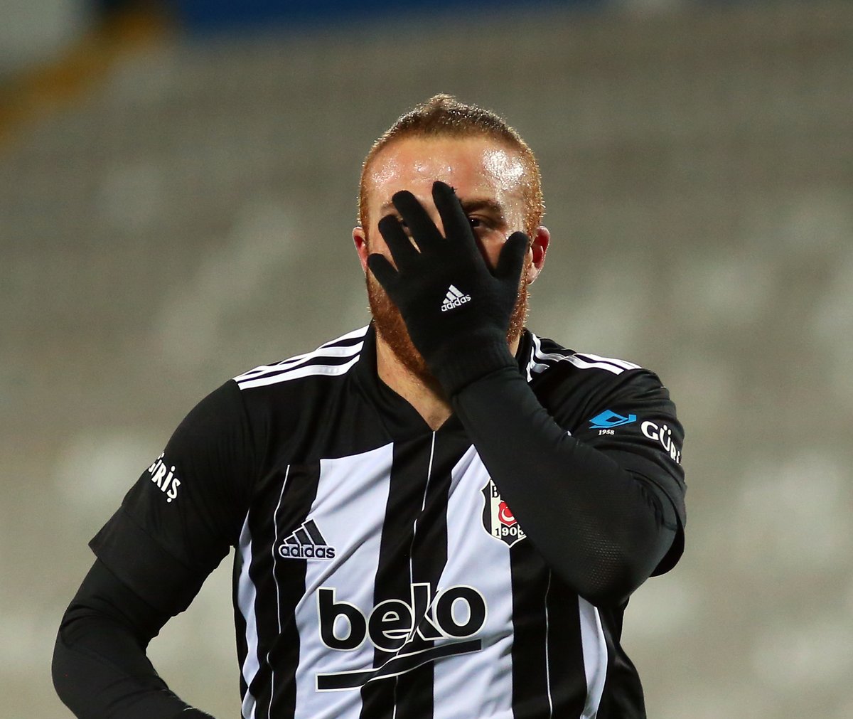 Odaklanmış.

#Töreing 🤦‍♂️