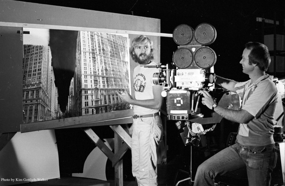 BlogMovieFreak's tweet photo. Dans les coulisses de NEW YORK 1997 (1981). Entre John Carpenter, Kurt Russell, Lee Van Cleef et l’équipe technique, c’est bien James Cameron qui peaufine un matte painting ! https://t.co/aKmoiRReXx