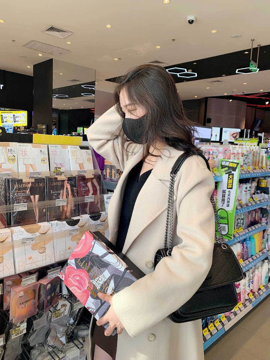 @limerencem 周末和闺蜜逛街！居然在屈臣氏看到了涞觅的产品！摆在最显眼的位置！基本上线上日常款在屈臣氏货架上都有，以后想买涞觅丝袜又多了一种选择，可以直接去屈臣氏买不用等快递了！涞觅威武！ ＃涞觅润丝 https://t.co/n6icohQu97