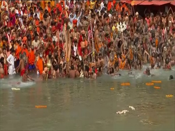 ani_digital's tweet photo. Kumbh: Akharas, sadhus take part in second 'shahi snan' at Har Ki Pauri

Read @ANI Story |
https://t.co/EfQynlnGZd https://t.co/noNRVS5ZBk