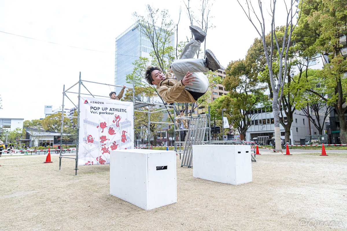 Qman's tweet photo. #ASNOVA x #SPEMON
1回目は後方に陣取ってほぼなんも見えず雰囲気写真。2回目は中央最前にしたら肝心のイベントポスターが隠れてモンニョリ。そして最後はここから。ここが僕のベスポジや!スポンサー様にっこりやで!(大人の配慮が出来るマン
@spemonparkour
@FabCafe_Nagoya
#parkour
#パルクール https://t.co/RdqpUAV8xL