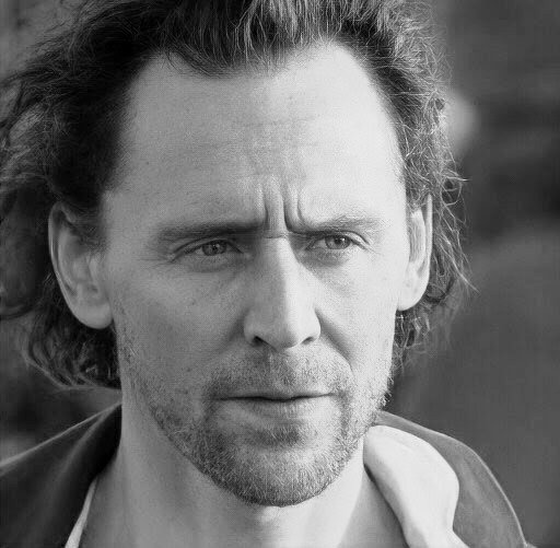 HiddlesAn's tweet image. @HiddlestonSpam 
#TomHiddleston #WilliamRansome 
#EssexSerpentFilming
#HiddlesBlackAndWhite 

"I want everything and need nothing
I love you and I am content without you
Ever so, come quickly
CORA SEABORNE"
- Sarah Perry