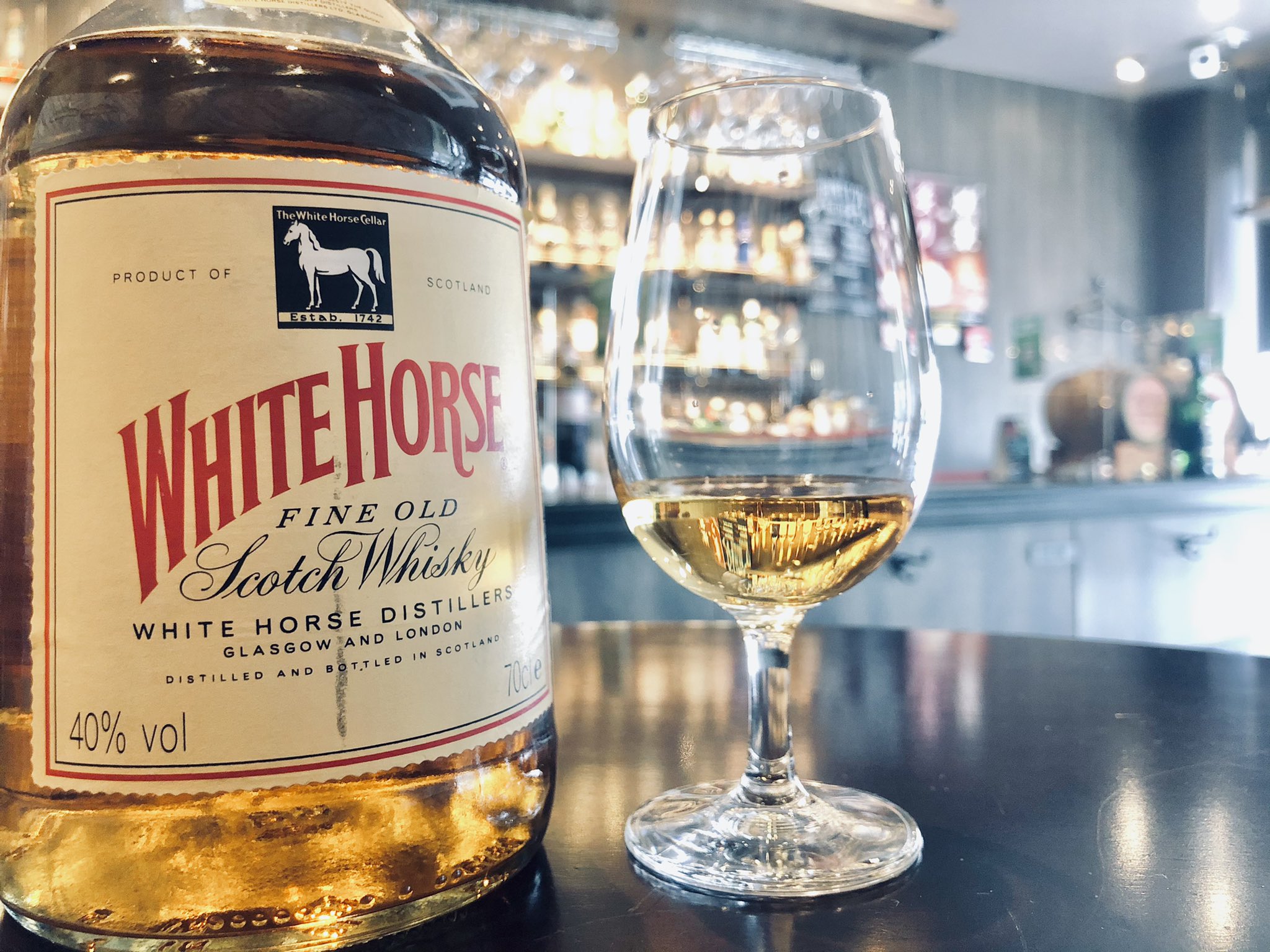 バー Bar お酒の美術館 西田辺店 ホワイトホースとローガンの飲み比べ どちらもラガヴーリンをキーモルト としたブレンデッドウイスキーですが 違いますね ラガの影響をどっしり感じる特級ローガン 煙は軽やか そのスイートさが目立って感じたホワイト