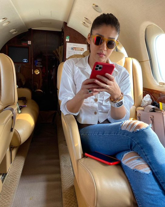 j4_studios's tweet photo. Nayanthara and @VigneshShivN  pics goes viral as they travel on a chartered flight to Kochi..!!

#Nayanthara #VigneshShivan https://t.co/yB8CMtBqjY