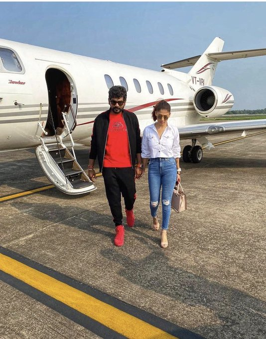 j4_studios's tweet photo. Nayanthara and @VigneshShivN  pics goes viral as they travel on a chartered flight to Kochi..!!

#Nayanthara #VigneshShivan https://t.co/yB8CMtBqjY