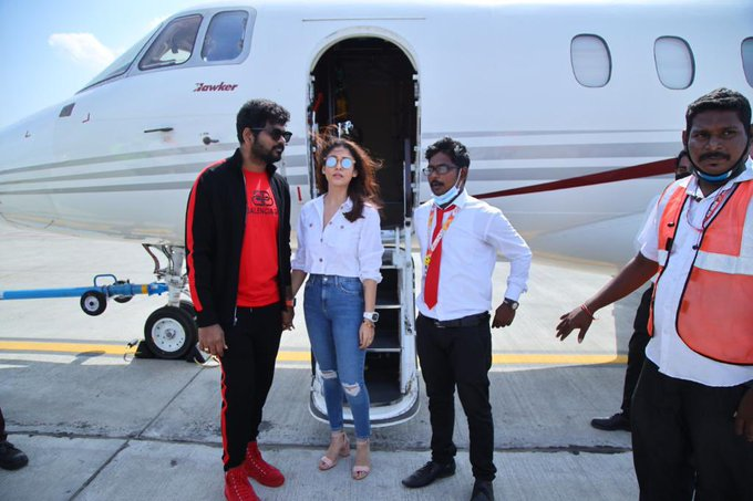 j4_studios's tweet photo. Nayanthara and @VigneshShivN  pics goes viral as they travel on a chartered flight to Kochi..!!

#Nayanthara #VigneshShivan https://t.co/yB8CMtBqjY