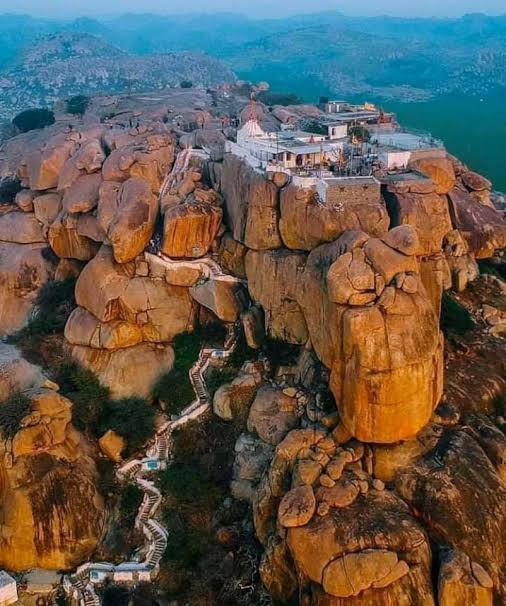 2) Anjanadri Hill has a beautiful Anjaneya temple atop.It's also the supposed birthplace of Lord Anjaneya where Anjani Maata gave birth to the Vayuputra.It also has one of the rocks from the Rama Setu which floats on water to this day.