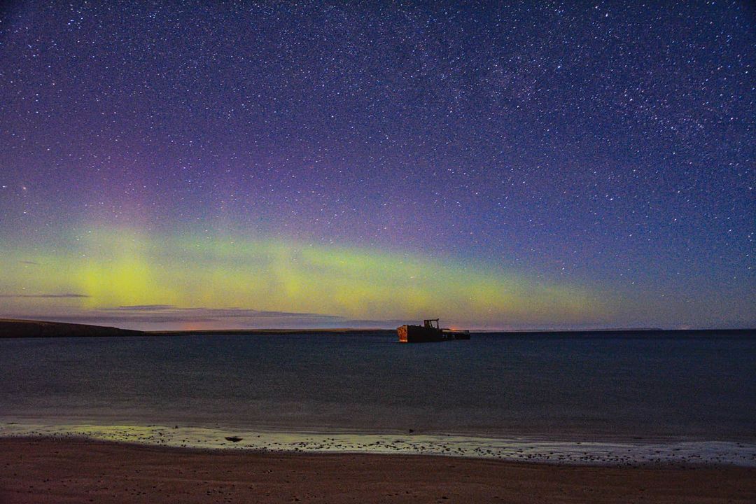 Shipwrecks, stars and the merry dancers 😍 ⭐ 
📍 Inganess, #Orkney
📸 by instagram.com/discoveringork…
#LoveOrkney #OnlyInScotland