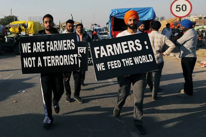ArshJudge_SYC's tweet photo. First Government makes these law without consulting Farmers &amp; Experts. Now  Govt. is Humiliating farmers and harassing them mentally &amp; physically.
.
Are these farm laws more important than Humans?
#DelhiPolice_TorturingFarmers 
#FarmersProtest 
@RaviSinghKA @taapsee @ReallySwara https://t.co/nZSbe9f7bW