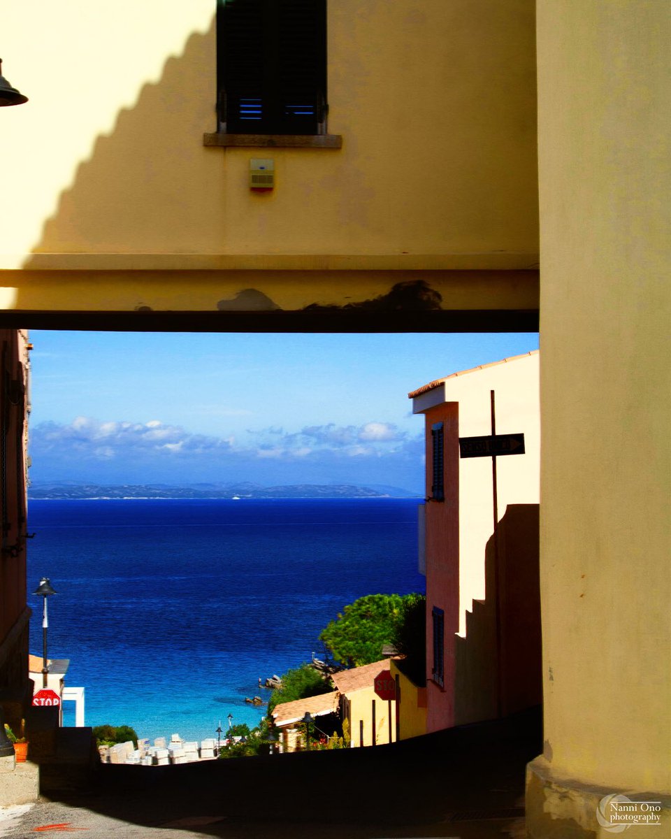 Una porta aperta sulla Corsica. #santateresadigallura #bocchedibonifacio #corsica #sardegna #photography #landscape #seashore #photographer #amazingplaces #travel #ferry #beautifuldestinations #renabianca #mediterraneo