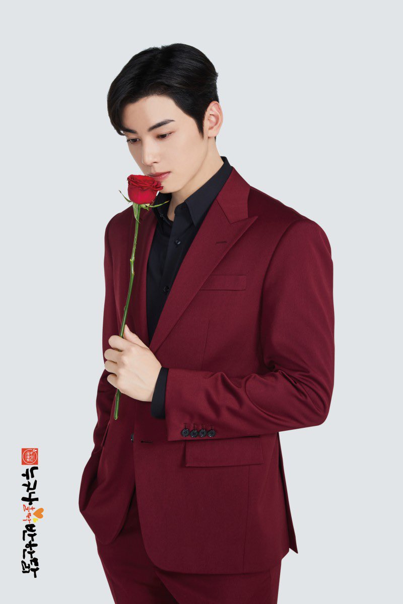 젤리 🌙 on X: eunwoo in a suit holding a rose omygosh #차은우   / X