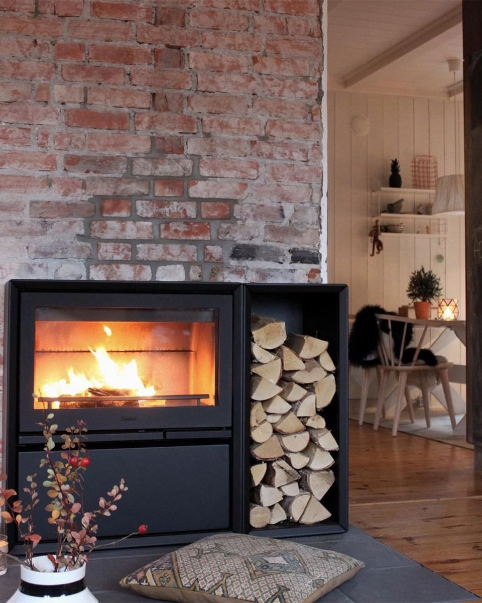 Rustic comfort doesn't have to be complicated. A cushion beside a crackling fire is sometimes all it takes.

📸: Marthe Bjørnstad