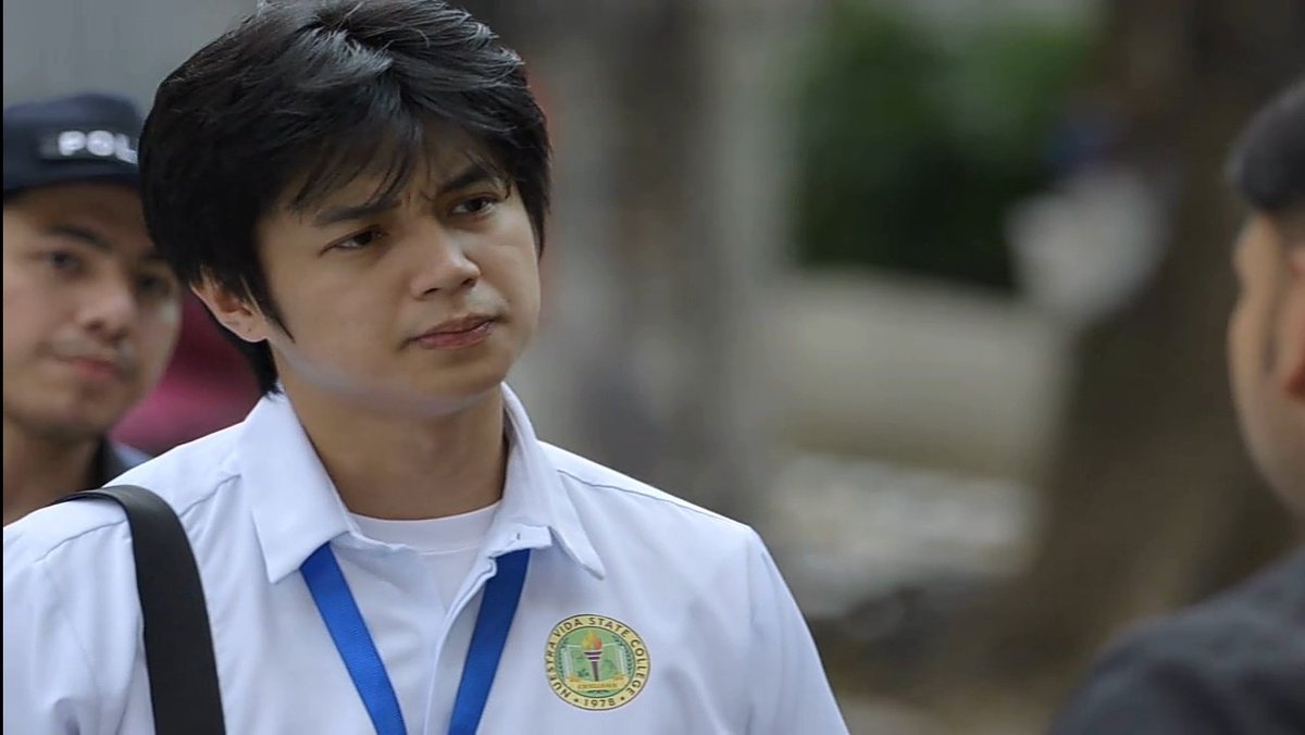 Tinatanong na siya ng mga pulis. Angas mukha natin Dong ah? Hahaha. 

#BUpagtatago
<a href="/barbieeimperial/">Barbie Imperial</a> <a href="/YourYvesFlores/">J</a>