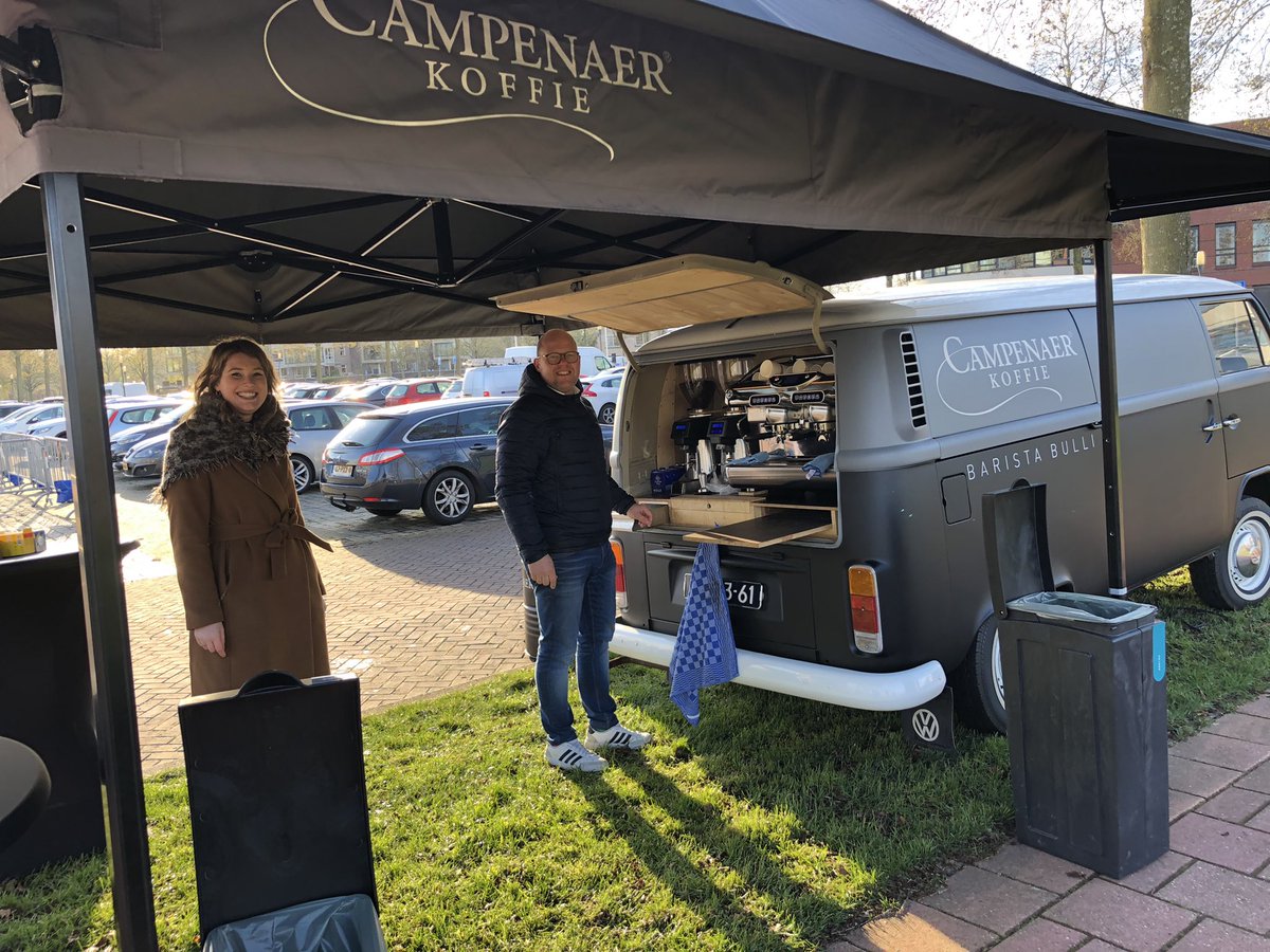 Het prikken in de coronavaccinatielocatie in Kampen op het Berghuisplein is vanmorgen gestart. Na het vaccineren schenkt voorbij de uitgang Campenaer Koffie u ter versterking gratis een ‘koffie to go’. Stimuleert de hoop en verwachting dat u er weer tegen kunt! Fijne dag!