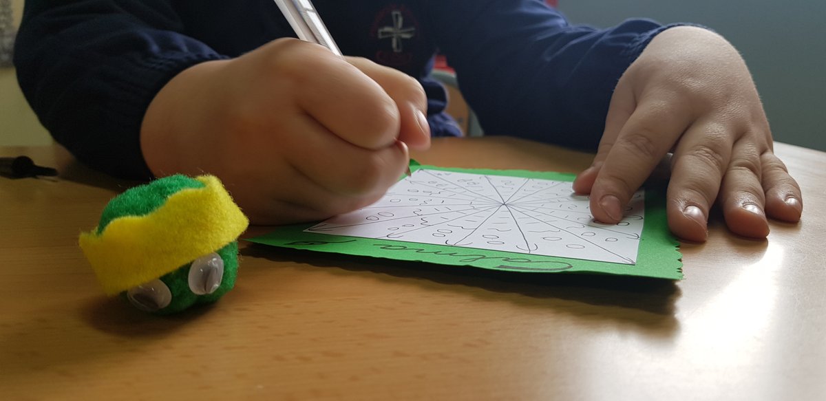 FEFCValladolid's tweet photo. En 1ºA siguen trabajando su proyecto de #EducaciónEmocional, Lavamagic. Aquí podemos verles centrados en la emoción #calma.

Fijándose en unos sencillos patrones de la pizarra han conectado con su interior para relajarse y hacer estas creaciones tan increíbles 😁 @fefc https://t.co/zxA5g52qD2