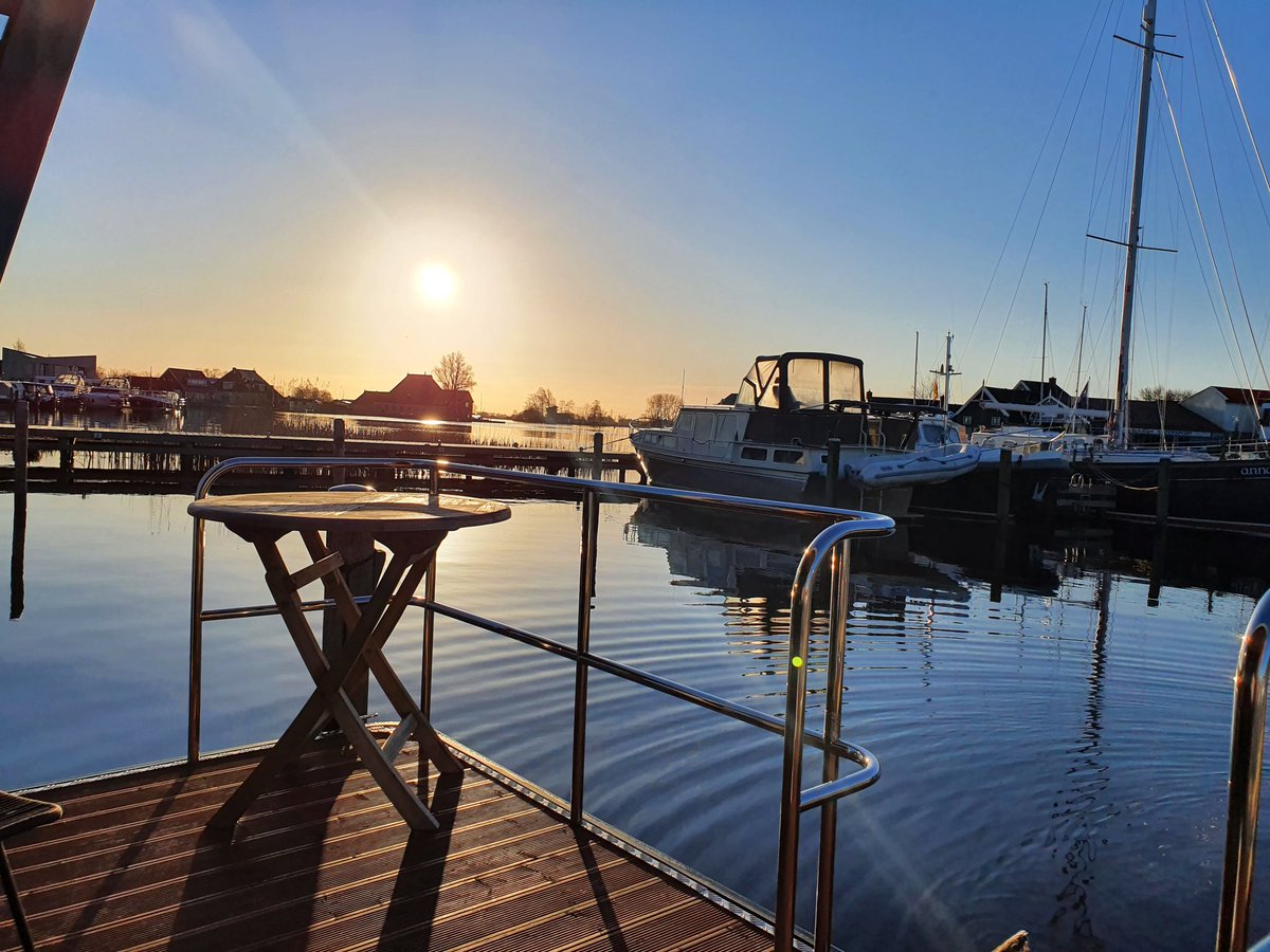 De komende tijd volg ik de Masterclass Societal Transitions van <a href="/drifteur/">DRIFT</a>. Benieuwd naar nieuw perspectief. En dus thuiswerken vanuit de haven in Grou. Met <a href="/AnjaWoortman/">Anja Woortman</a>