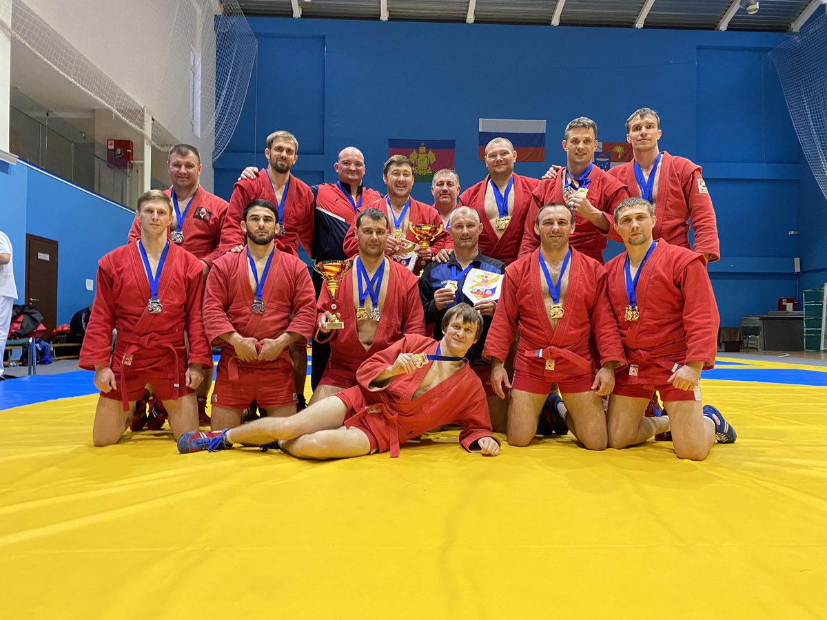 Тренеры клуба ВИТЯЗЬ успешно выступили на Чемпионате России по САМБО среди мастеров . Андрей Буров стал Чемпионом России в личном зачёте