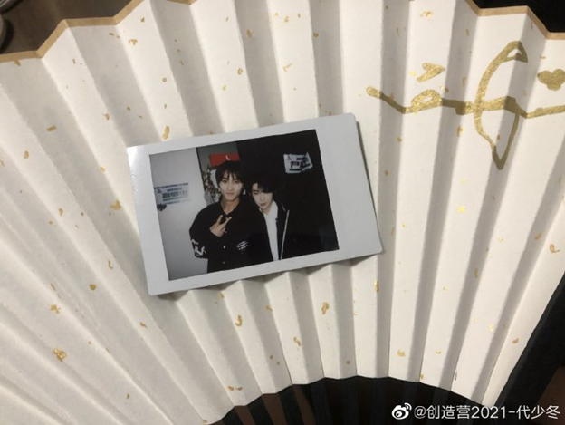 #DaiShaodong #代少冬 weibo.com/5034886848/K9v…

Watch Liu Yu & Dai Shaodong take this polaroid & exchange gifts in this BTS vid!
v.qq.com/x/cover/mzc002…

#LiuYu #刘宇