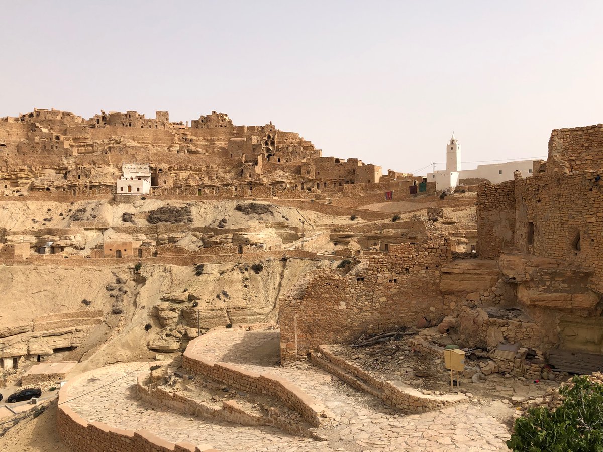 Visiting Jebel Dahar, mountain range South East 🇹🇳 . Amazing local Amazigh (Berber) culture. Century old homesteads dug in rocky hills for cool storage and living. Worth discovering. Check App: destinationdahar by #FTADD.