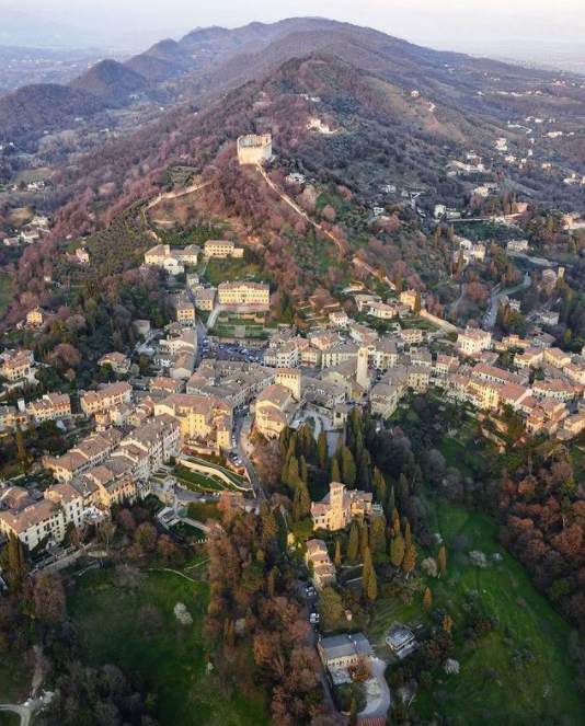 TurismoVeneto's tweet photo. La Rocca e il Castello della Regina Cornaro, la casa di Freya Stark, il teatro intitolato a Eleonora Duse: questi e tanti altri gli spunti di visita che ci regala #Asolo, uno dei @BorghiPiuBelli d'Italia 

https://t.co/X3gtym0lYP

#VisitVeneto

📷 IG _elia_candiotto https://t.co/4FtH13LLK7