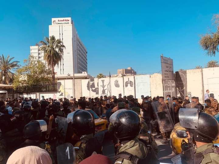 ala2rasheed's tweet photo. يا وزير الصحة لم تكن بحاجة هكذا عدد من رجال الامن بمواجهة أبناء الوزارة المطالبين بحقهم القانوني والدستوري منذ أكثر من سنتين !

#الامر_الاداري_ياوزير_صحه https://t.co/4qejLV9hN8