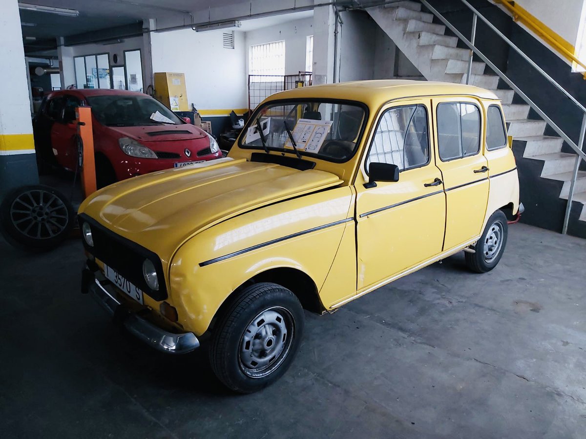 Us va agradar tant el projecte de la reforma del Renault 4L clan que ens heu tornat a demanar, reparar i deixar com a nou, aquest altre Renault 4L.