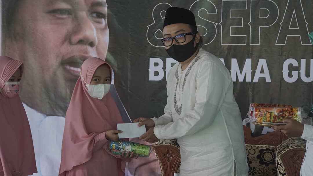 slemanona2003's tweet photo. PENGAJIAN DAN SANTUNAN ANAK YATIM BERSAMA GUS MUWAFIQ...
DALAM RANGKA MEMPERINGATI HARI ULANG TAHUN SLEMANONA KE 18

📍Pendopo Masjid Al Fajar

#slemanona
#slemania
#kembal18erjumpa 
#psssleman 
#gusmuwafiq https://t.co/eaVY5hFpUl