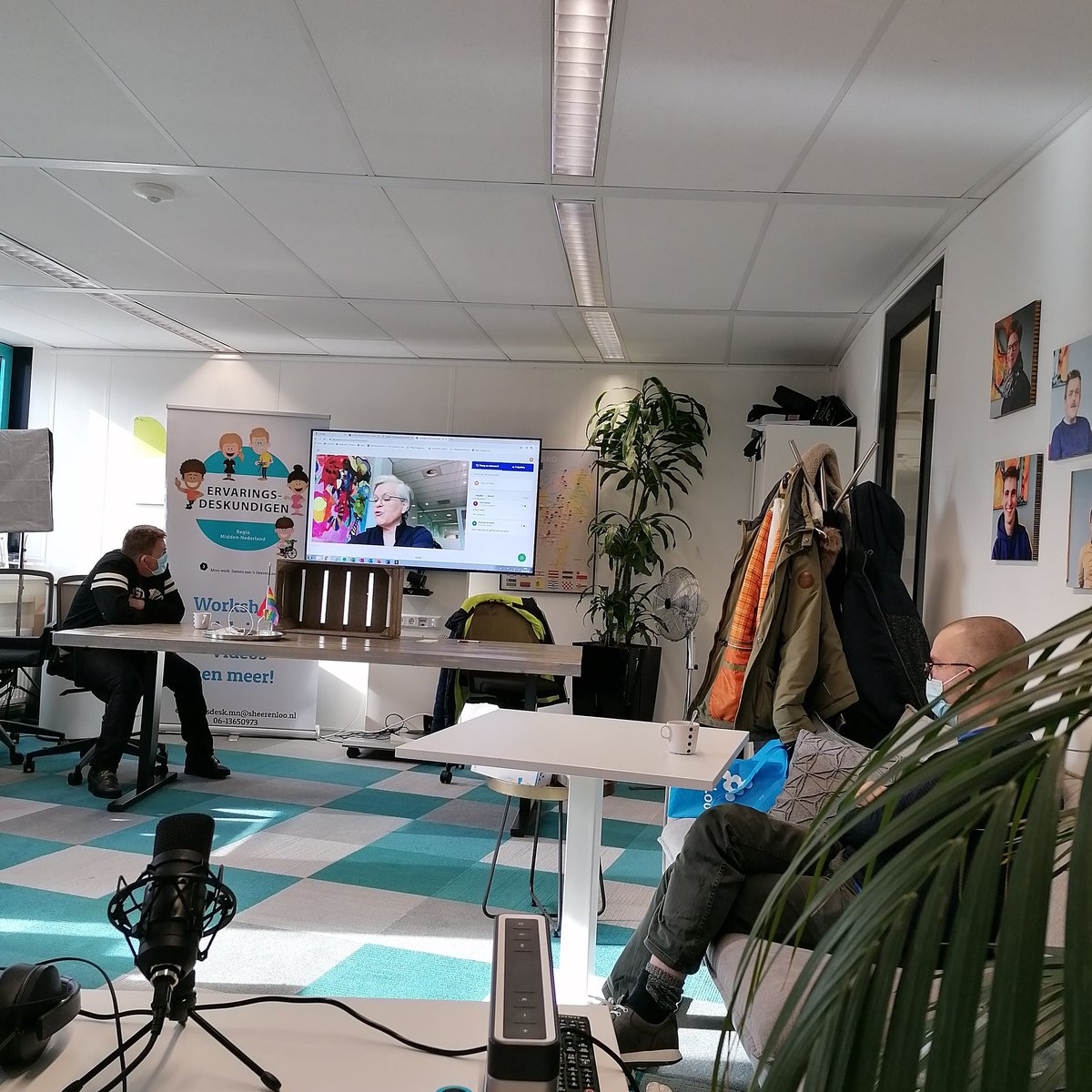 Ervaringsdeskundigen (@ervaringsdeskmn) on Twitter photo Vandaag is de landelijke gezinshuizendag van <a href="/sHeerenLoo/">'s Heeren Loo</a> en wij zijn erbij!
Straks 2x een workshop over sociale media. Vol met ervaringsverhalen 😃👍 Vandaag is de landelijke gezinshuizendag van <a href="/sHeerenLoo/">'s Heeren Loo</a> en wij zijn erbij!
Straks 2x een workshop over sociale media. Vol met ervaringsverhalen 😃👍