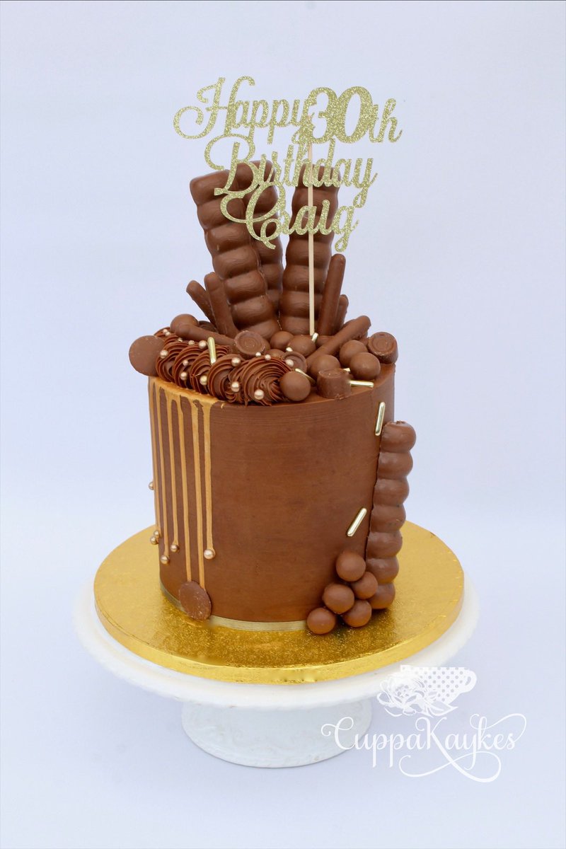 cuppa_kaykes's tweet image. Chocolate Ganache Gold Drip Cake #nottinghamsmallbusiness #nottinghamcakes #cake #chocolate #dripcake #ganache #yum #food #nottingham