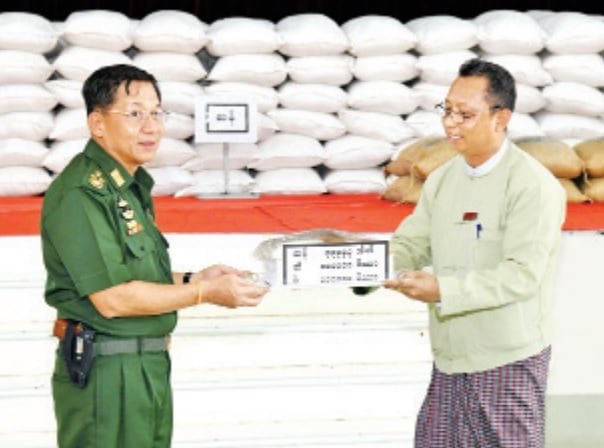 shafiur's tweet photo. Hlaing Thar Yar 11 April

Min Aung Haling lives in an alternative reality. Just over three weeks ago, his forces murdered unknown numbers in this working class township. Yesterday pitches up with pistol in holster and distributes rice, oil etc. 

#WhatsHappeningInMyanmar https://t.co/uly9PHLJGd