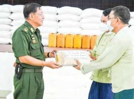 shafiur's tweet photo. Hlaing Thar Yar 11 April

Min Aung Haling lives in an alternative reality. Just over three weeks ago, his forces murdered unknown numbers in this working class township. Yesterday pitches up with pistol in holster and distributes rice, oil etc. 

#WhatsHappeningInMyanmar https://t.co/uly9PHLJGd