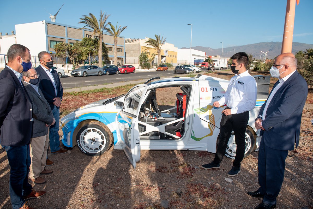 NC_CabildoGC's tweet photo. El piloto Pablo Suárez explicó al pdte @AMoralesGC , consj @GranCanariaDep Frco Castellano y a alcalde @AytodeAguimes @oscarhdezsuarez características del 1er #CocheEléctrico de #rallycross que se muestra en Canarias,diseñado y fabricado en Barcelona x ingeniería #QEVTechnologies https://t.co/VTsJsIF77l