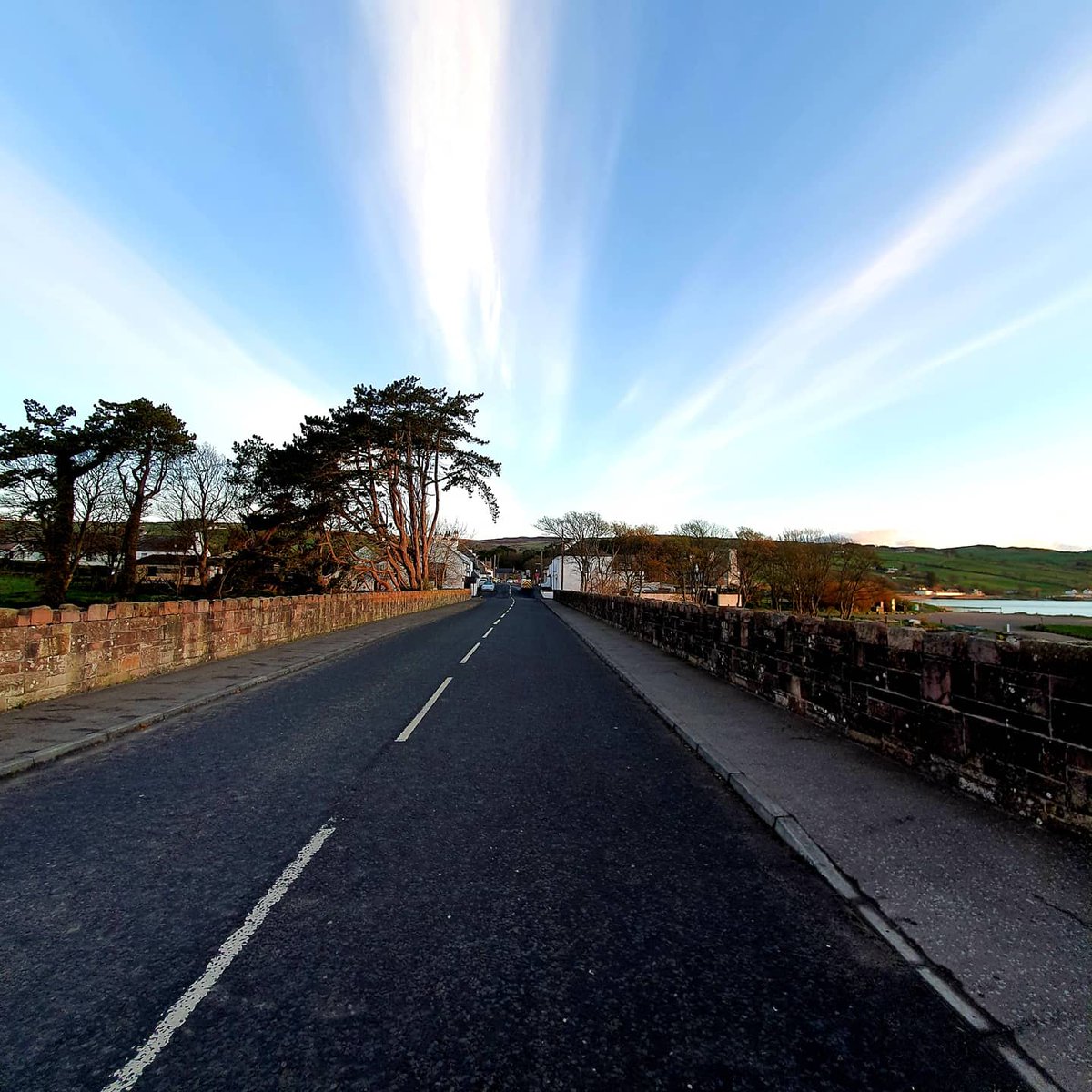 Well folks Monday again, it was beautiful out and about for walk this morning and the start of a new week, a week that might just bring us some news we've all been awaiting for 😜 <a href="/HospUlster/">HOSPITALITY ULSTER</a>

#fingerscrossed  #notcountingmychickens
#keepthelightson
#everythingisgoingtobeallright